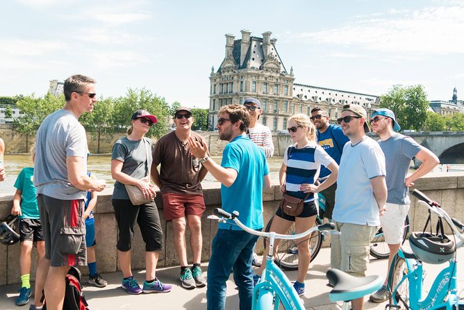 Paris Highlights Bike Tour: Eiffel Tower, Louvre and Notre-Dame - Knowledgeable Local Guidance