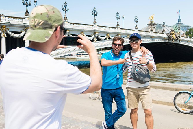 Paris Highlights Bike Tour: Eiffel Tower, Louvre and Notre-Dame - Small Group Experience