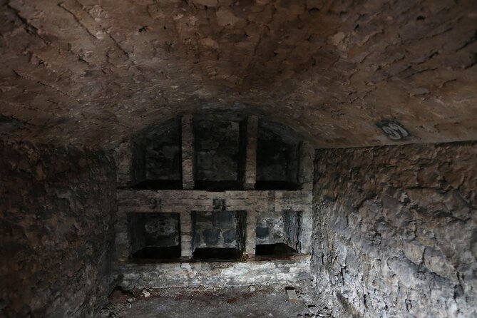 Small Group Edinburgh Underground Vaults Historical Walk - Historical Context and Notable Stories