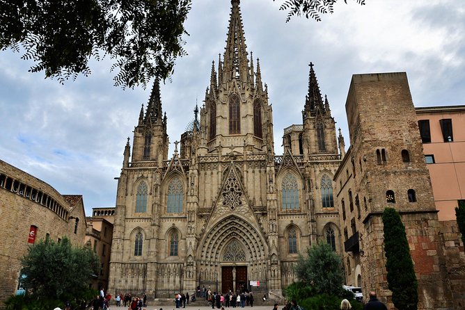 Barcelona Old Town and Gothic Quarter Walking Tour - Strolling Through the Las Ramblas