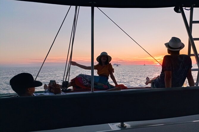 Half-Day Exclusive Catamaran Cruise in Santorini With Meal and Open Bar - Discovering the Santorini Hot Springs