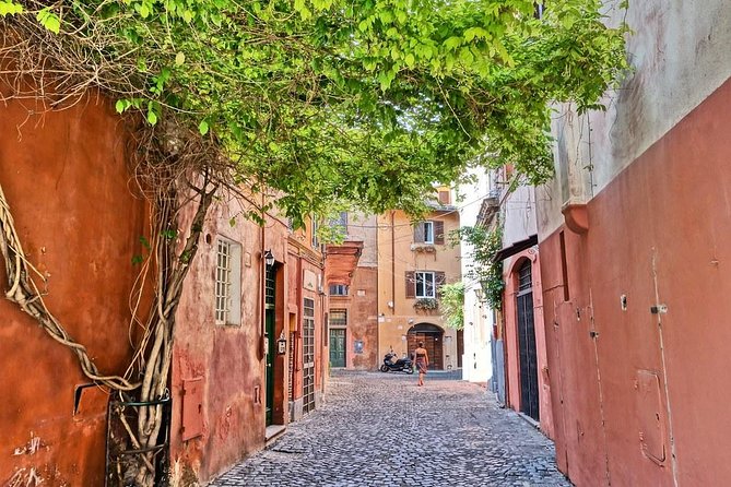 The Roman Food Tour in Trastevere With Free-Flowing Fine Wine - Engaging With Knowledgeable Guides