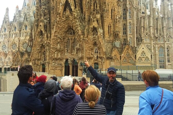Park Guell and Sagrada Familia Private Tour With Hotel Pick-Up - Transportation and Guide