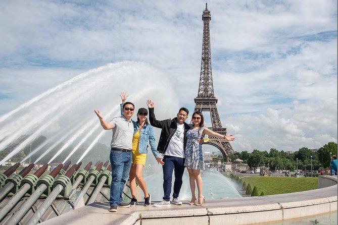 Paris Private Walking Tour With a Personal Photographer - Key Points