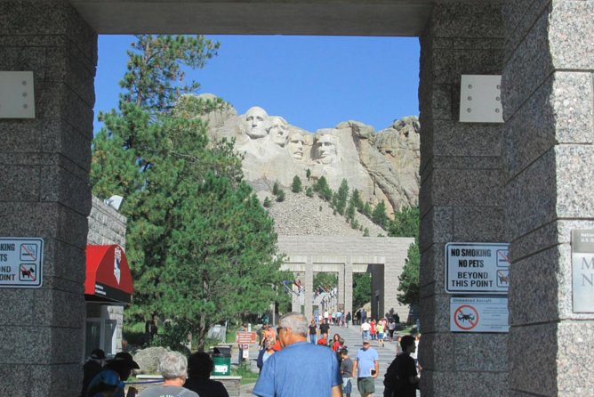 Mount Rushmore and Black Hills Tour With Two Meals and a Music Variety Show - Itinerary at a Glance