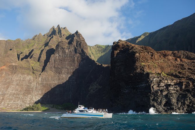 Na Pali Sunset & Sightsee Boat Tour - Inclusions and Amenities