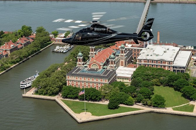 New York Helicopter Tour: Manhattan, Brooklyn and Staten Island - Exploring Manhattans Iconic Landmarks