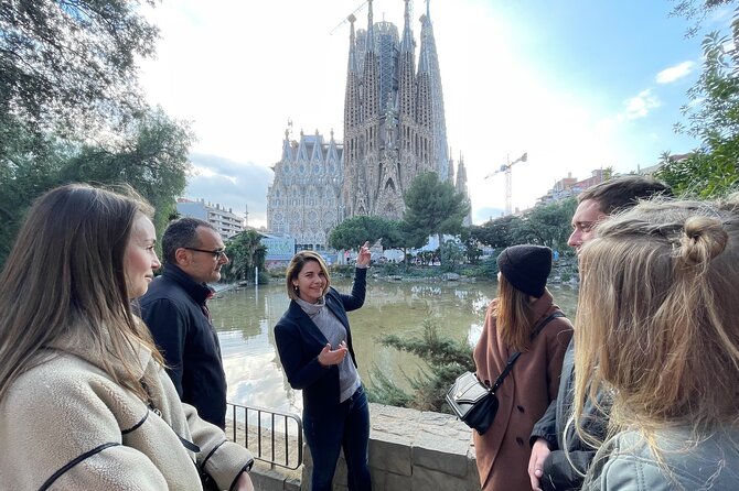 Sagrada Familia and Guell Park Small Group Tour: Drink and Tapa - Important Information