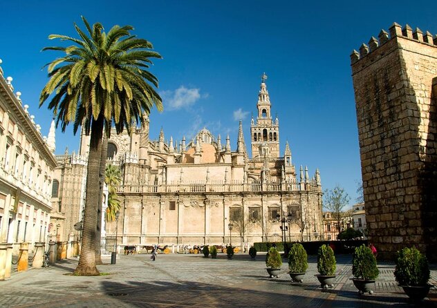 Seville Evening Historical Tour With Haunted History - Unraveling the Mystery of Calle Fabiola