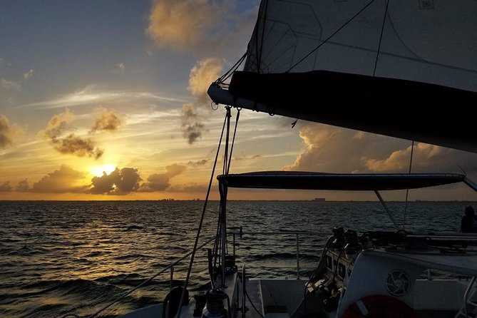 Castaway the Day: Miami Sunset Sail With Champagne - Navigating the Logistics