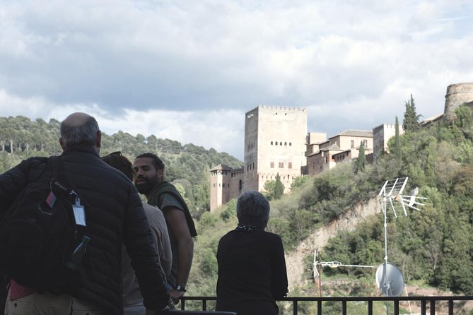 Granadas Hidden Treasures: Albayzin and Sacromonte Walking Tour - Capturing Panoramic Views From Scenic Vantage Points