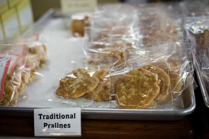 New Orleans Cocktail and Food History Tour - Interacting With Expert Guides