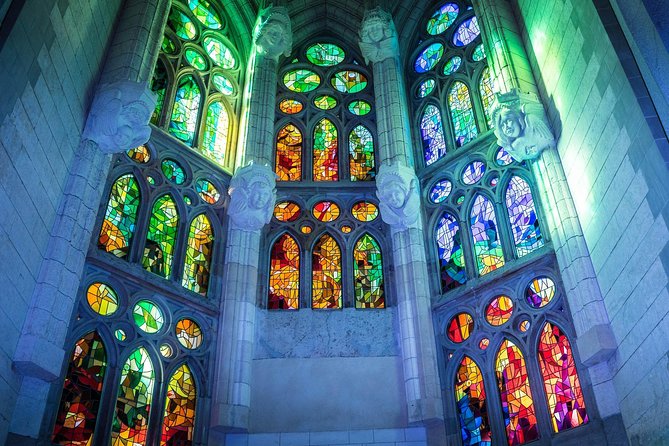 Sagrada Familia Small Group Tour With Skip the Line Ticket - Navigating the Meeting Point and Arrival