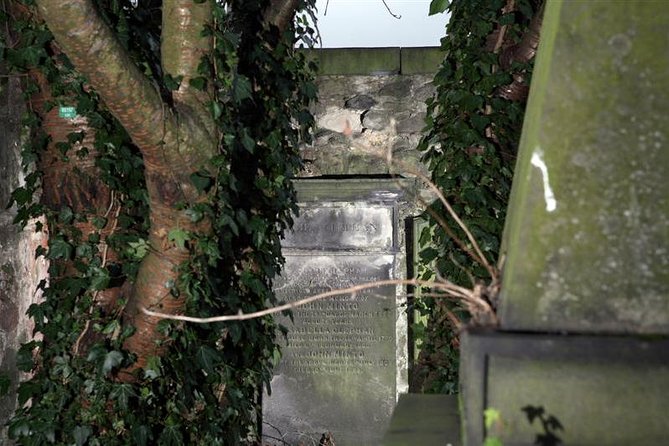 Small Group Edinburgh Underground Vaults & Graveyard Ghost Tour - Meeting and End Points