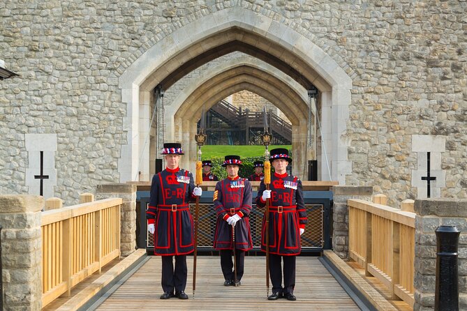 VIP Tower of London and Crown Jewels Tour With Private Beefeater Meet & Greet - Inclusions and Exclusions