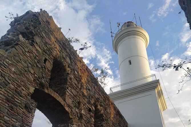Walking Tour Around Colonia Del Sacramento Old Town - Guide Performance and Customer Feedback