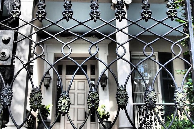 Walking Tour in New Orleans Garden District - Guide Expertise and Tour Style
