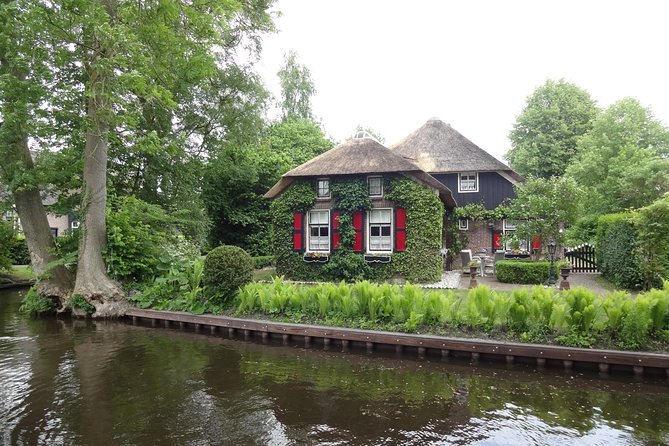 Giethoorn and Zaanse Schans Small Group Day Tour With Small Boat - Discovering Giethoorn