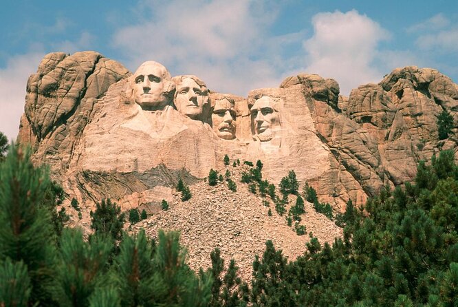 Mount Rushmore and Black Hills Tour With Two Meals and a Music Variety Show - Dining and Refreshments