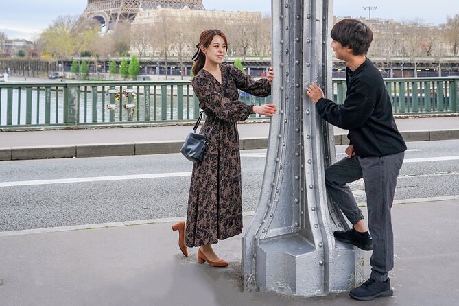 Photo Session in Paris - Photographer at the Eiffel Tower - Guidance on Poses and Groups