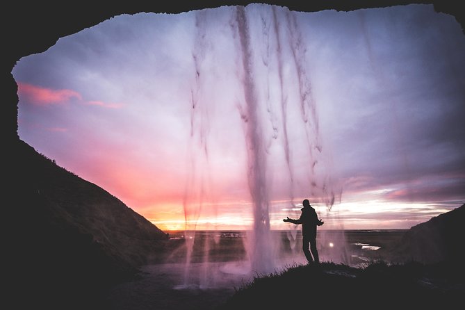 Private South Coast Fire and Ice: Glacier Viewpoint & Lava Show - The Icelandic Lava Show: A Fiery Spectacle