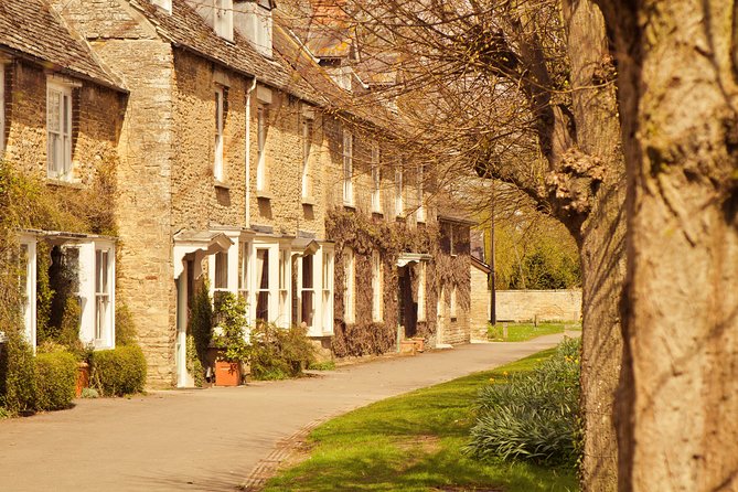 Shared Group Downton Abbey and Highclere Castle Tour From London - Visiting Cogges Manor Farm