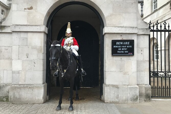 Skip the Line Tower of London & Westminster Tour and River Cruise - Witnessing the Changing of the Guard
