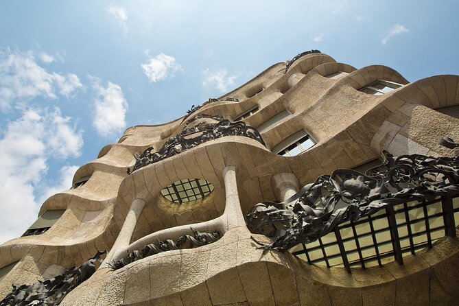Barcelona Highlights Small Group Tour With Hotel Pick up - Discovering the Gothic Quarter