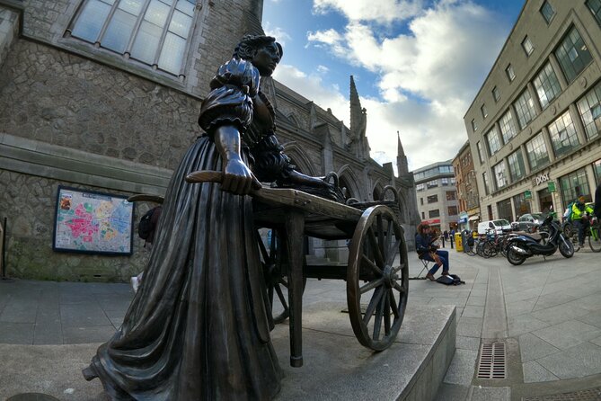 Dublin Private Walking Tour - Exploring Temple Bar and Hapenny Bridge