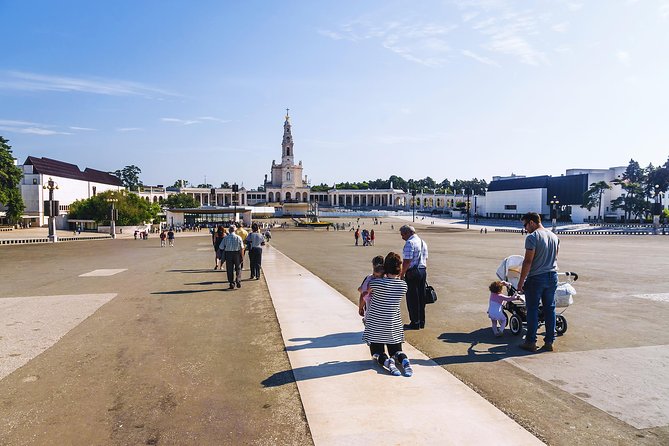 Fatima Batalha Nazaré Óbidos Small Group Tour From Lisbon - Exploring the Fatima Sanctuary