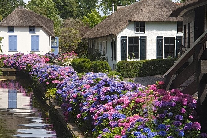 Giethoorn and Zaanse Schans Small Group Day Tour With Small Boat - Boat Cruise in Giethoorn