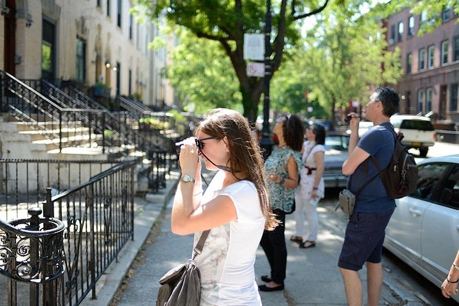 Harlem Guided Tour in French - Engaging With Harlems Community Resilience