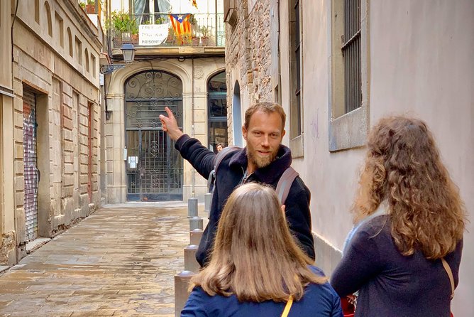 Ramblas, Old Town, Gothic and Gaudi Architecture Walking Tour - Navigating the Public Transportation