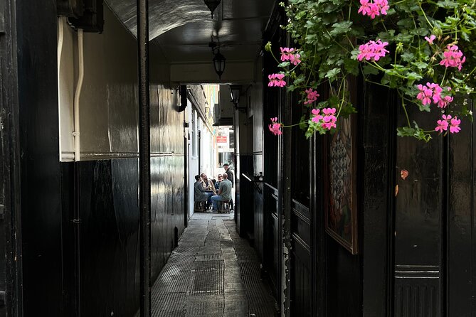 Royal Historic Pubs Walking Guided Tour in London - Exploring Londons Royal Historic Pubs