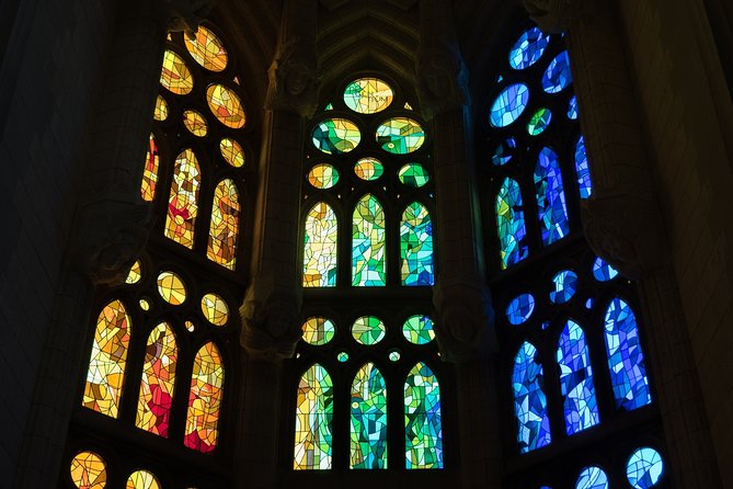 Sagrada Familia Small Group Tour With Skip the Line Ticket - Decoding the Symbolism and Construction
