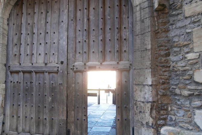 Walking Tour of Cambridge - Exploring the City Center and University Buildings