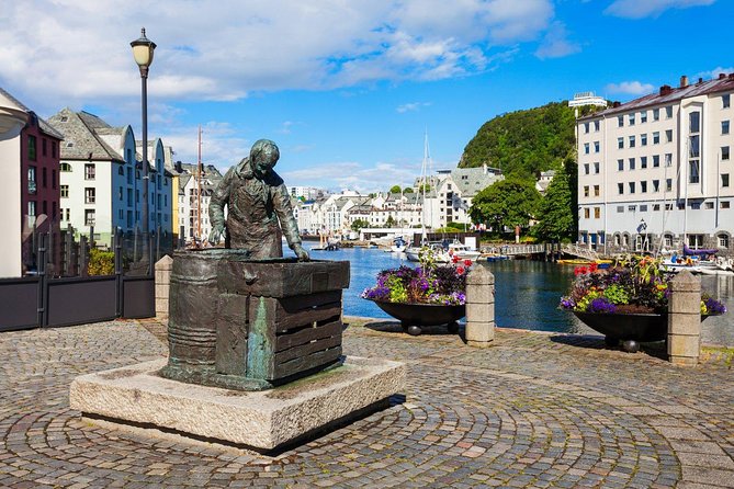 Alesund Shore Excursion: The Ultimate Sightseeing Tour - Scenic Drive to Skateflukaia Viewpoint