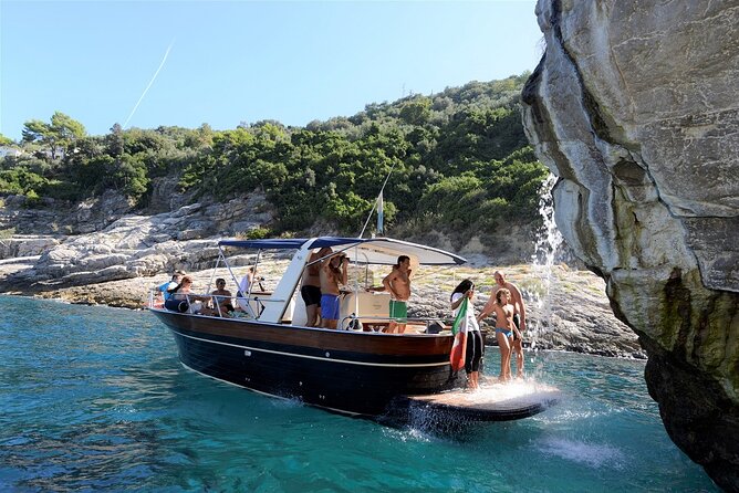 Capri Island Small Group Boat Tour From Naples - Exploring the Natural Beauty of Capri