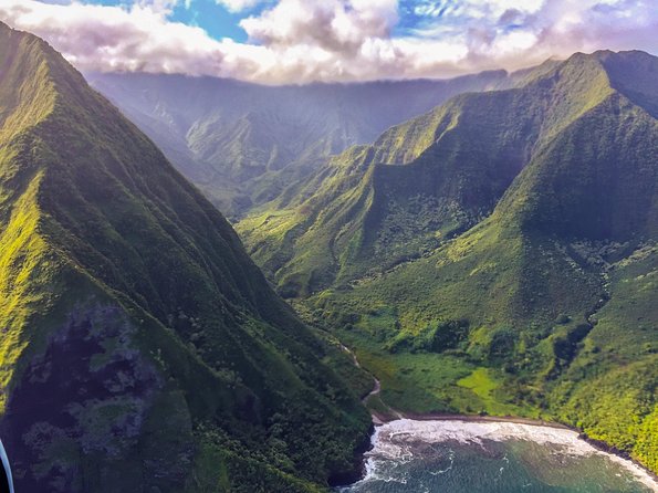Doors off West Maui and Molokai 45 Minute Helicopter Tour - Soar Above Lush Rainforests and Cascading Waterfalls