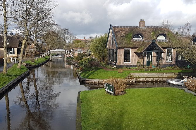 Giethoorn Small-Group Tour From Amsterdam (Max. 8 People) - Exploring Giethoorns Charming Canals