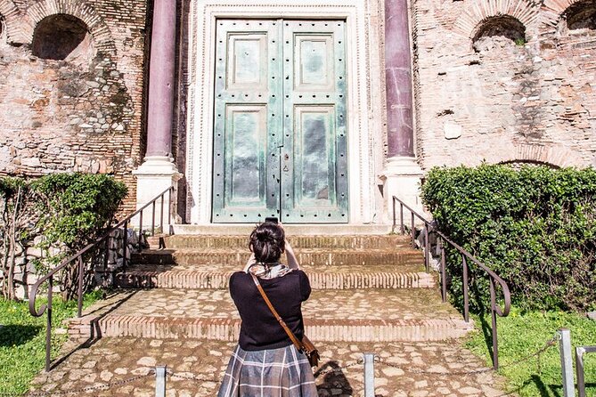 Small Group Tour: Colosseum & Roman Forum With Arena Floor Access - Exploring the Colosseum