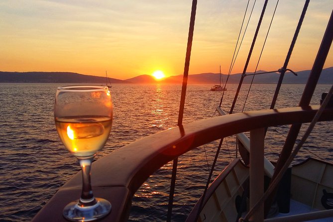 Split Sunset Cruise With Live Music - Music and Entertainment