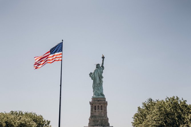 Statue of Liberty and Ellis Island Guided Tour With Ferry - Exploring the Statue of Liberty