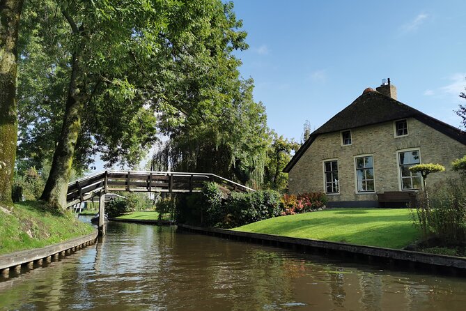 Zaanse Schans and Giethoorn Small-Group Tour With Hotel Pick-Up - Discovering the Picturesque Waterways of Giethoorn