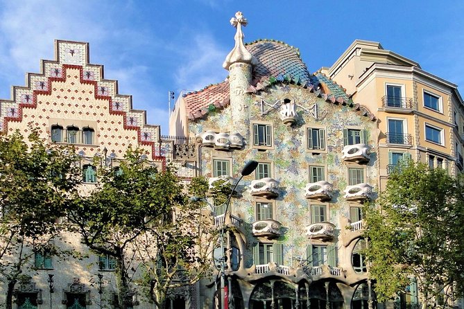Barcelona Highlights Small Group Tour With Hotel Pick up - Visiting the Iconic Sagrada Familia