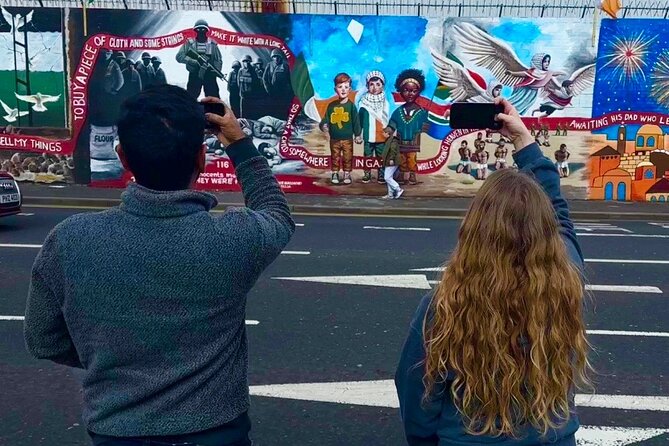Belfast Black Taxi Tour of Murals and Peace Walls 2 Hours - Discovering the Cultural, Religious, and Political Significance of Murals