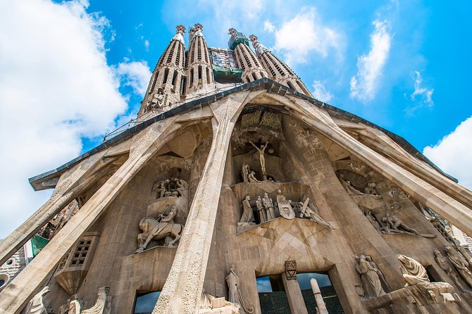 Best of Barcelona Guided Tour With Port or Hotel Pick up - Marveling at Sagrada Familia