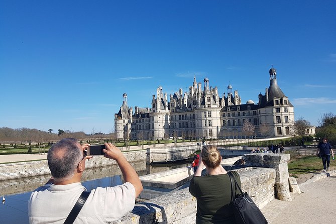 Loire Valley Day Tour Chambord and Chenonceau Plus Lunch at a Private Castle - Lunch at a Family-Owned Château