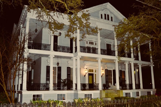New Orleans Garden District and Lafayette Cemetery Tour - Exploring the Elaborate Crypts of Lafayette Cemetery