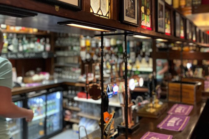 Royal Historic Pubs Walking Guided Tour in London - Taking in the Classically British Pub Culture